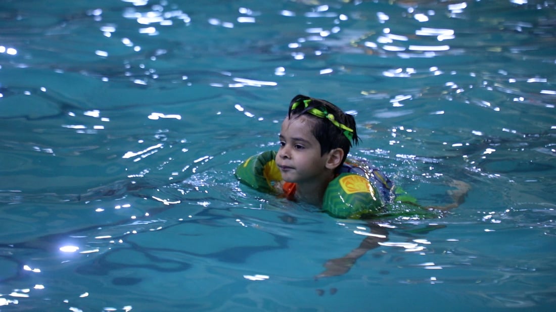 صور: 50 من أطفال الديوانية يحتفلون بإتقانهم السباحة.. “دولفين وكرول” وحركات أخرى