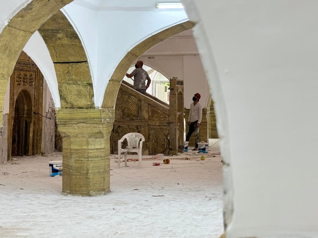 صور: مسجد كويسنجق يكتسي باللون الأبيض.. متبرعون تكفلوا بطلاء المبنى التاريخي