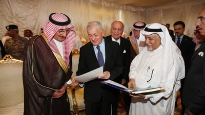 أمير سعودي يفاجئ رئيس الجمهورية بتقرير كتبه رشيد عندما كان يعمل في جازان (صور)