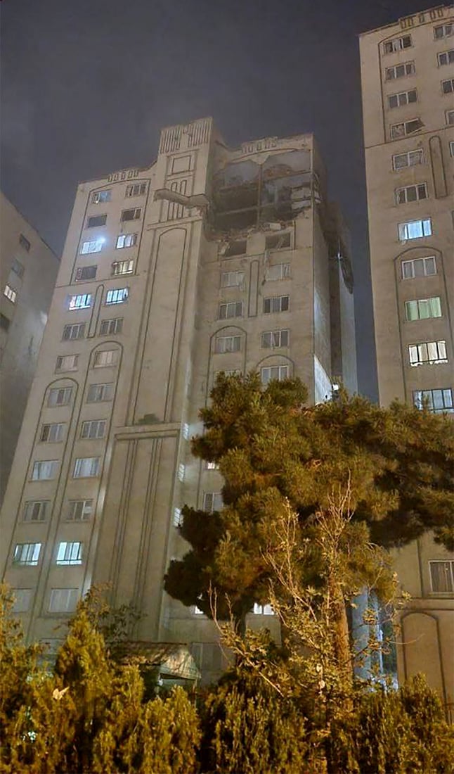 صور إيران ذاك الصباح.. طهران الجميلة بعوائل وأطفال تحت الصدمة