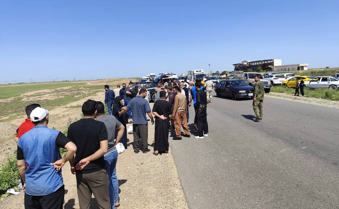 12 مصاباً بانقلاب “باص” جنوبي كركوك.. غالبيتهم نساء وأطفال (صور)