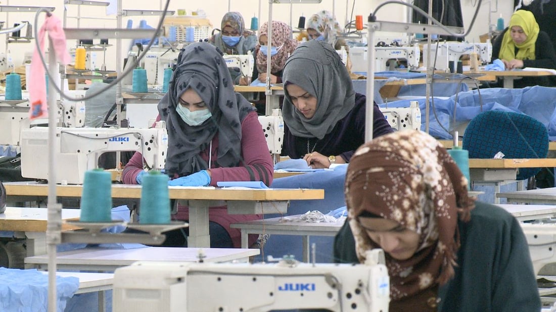 ينتج الملابس العسكرية ومفروشات المستشفيات.. مصنع نسيج الحلة يصارع المستورد