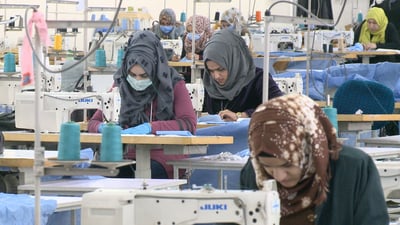 ينتج الملابس العسكرية ومفروشات المستشفيات.. مصنع نسيج الحلة يصارع المستورد