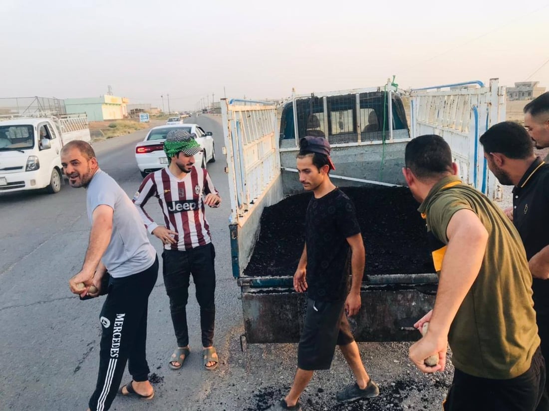 قرية “شكراً” ممتنة لشباب الشرقاط.. جمعوا الإسفلت من الحكومة وبلطوا!