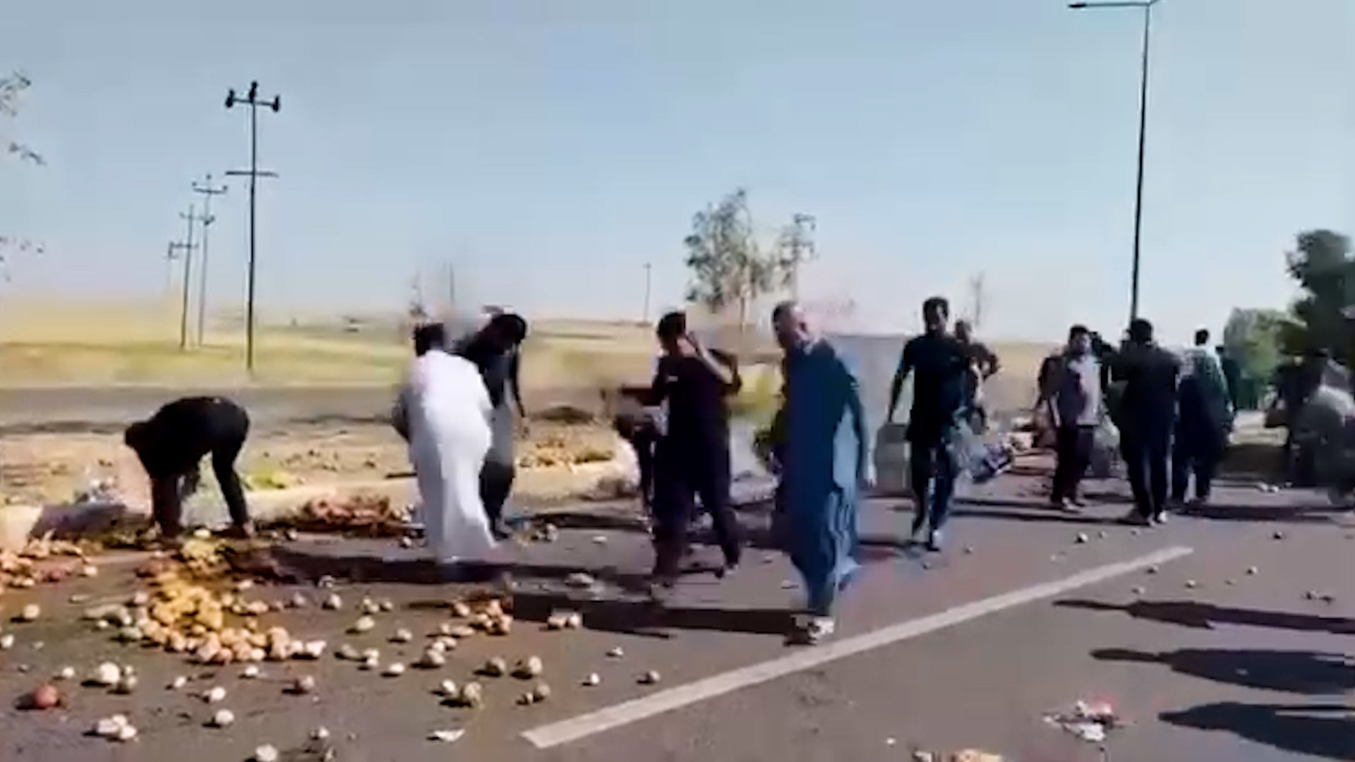 فيديو: رمان وبطاطا وبصل على طريق كركوك - بغداد بعد انقلاب شاحنة