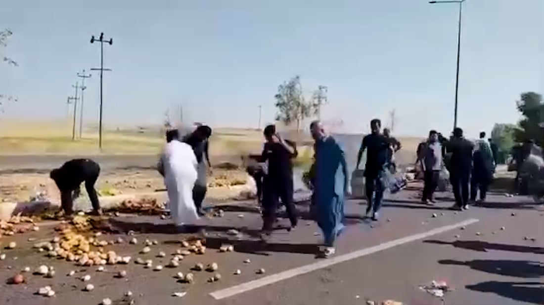 فيديو: رمان وبطاطا وبصل على طريق كركوك - بغداد بعد انقلاب شاحنة