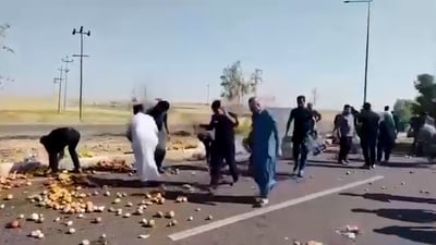 فيديو: رمان وبطاطا وبصل على طريق كركوك – بغداد بعد انقلاب شاحنة