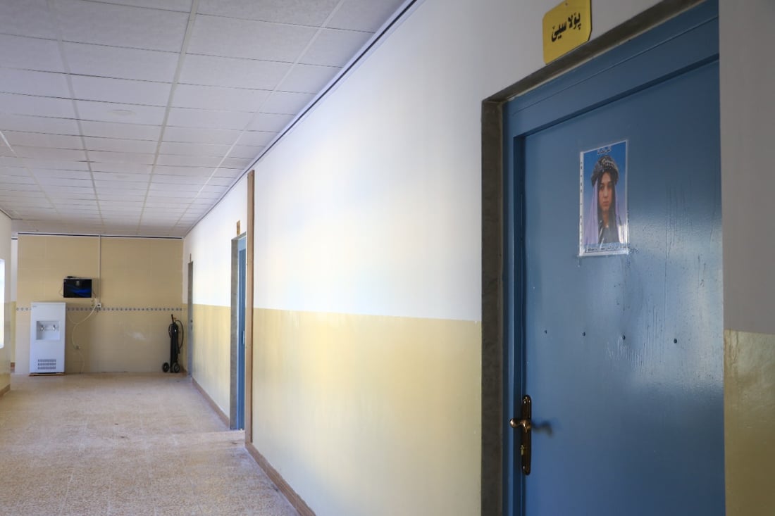 صور: “نادية مراد” تجهّز مدرسة جميلة لأطفال مدينتها