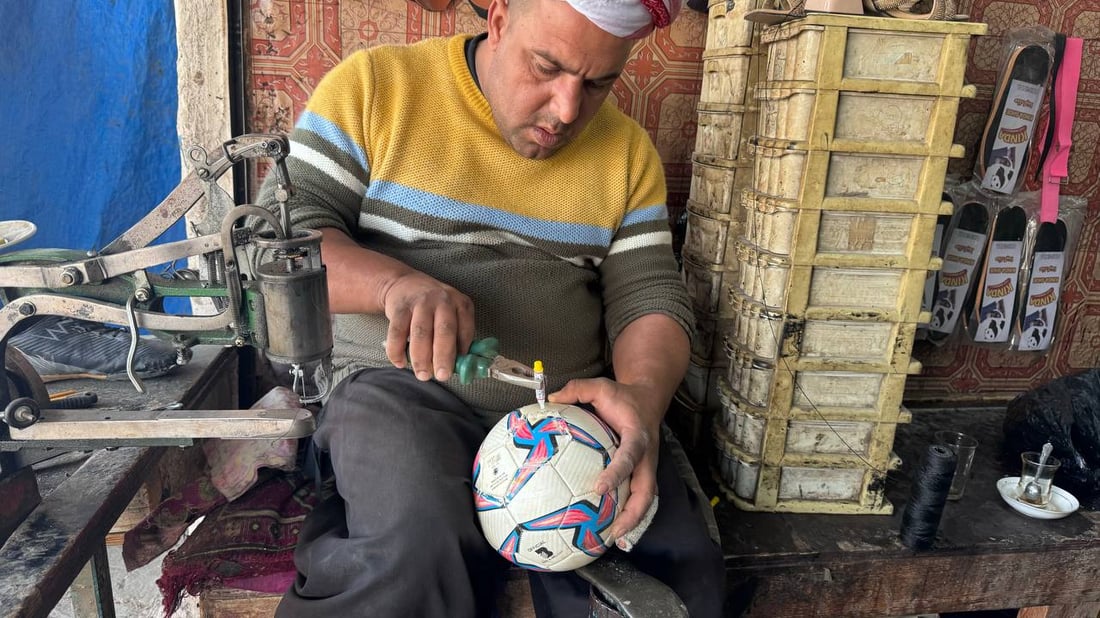 سكافي المشخاب قرب جسر السوارية: لا يصلح فقط بل يصنع.. ويقبل بالفاتحة لروح أخيه