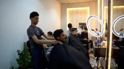 Mosul barber offers full grooming for 1,000 dinars to support low-income youth