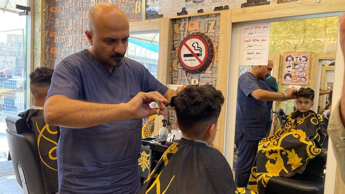 حلاق جاء من الأنبار إلى باب المعظم يحدد ألف دينار أجرة للحلاقة (صور)