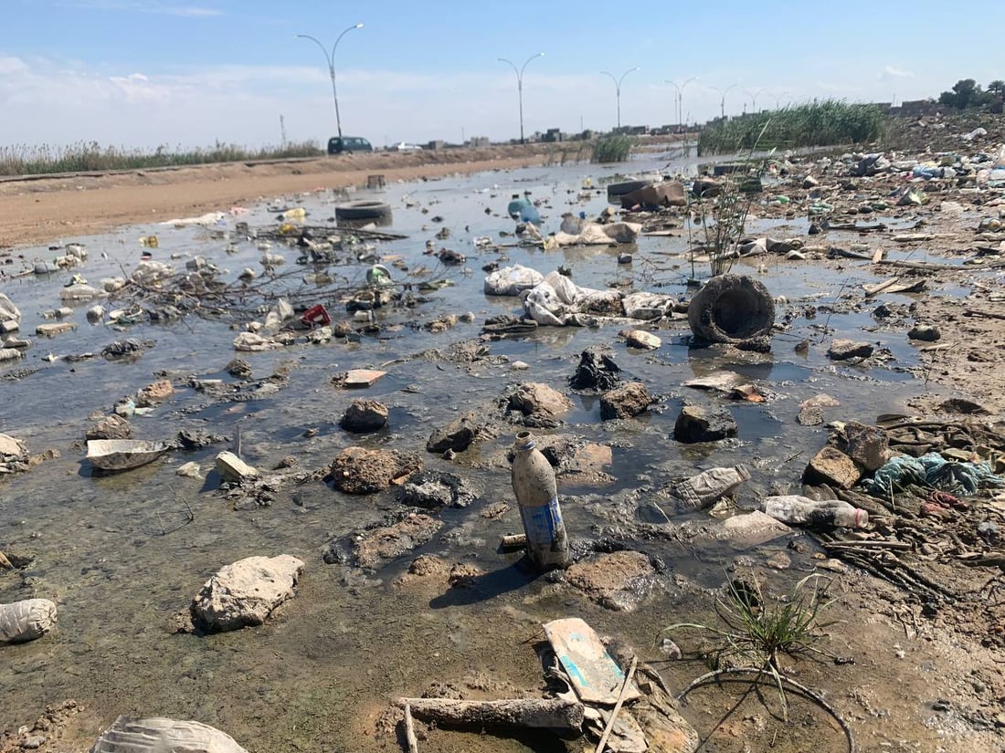 كاميرا 964: شاحنة لدائرة المجاري تلقي المياه الثقيلة بين منازل في أبو غريب