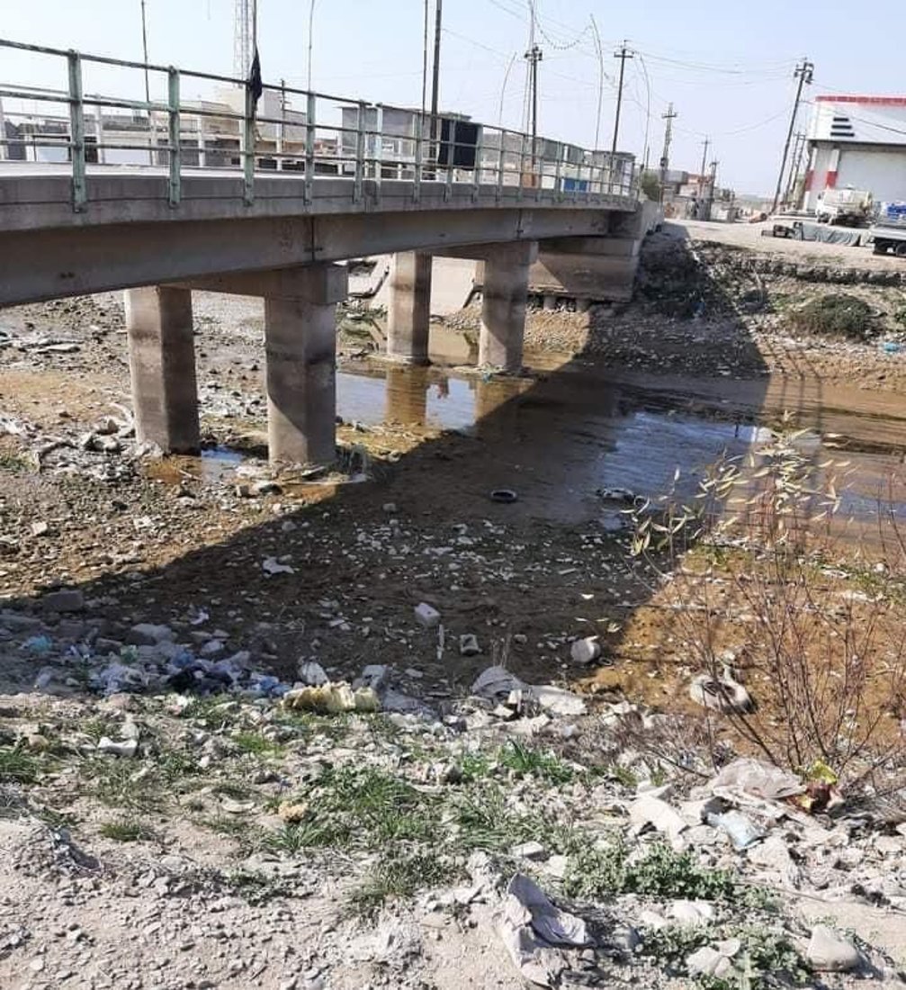 صور: قلق في سراجق بعد جفاف نهر الخالص.. والموارد تطمئن بعودة المياه خلال يومين