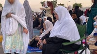صور: حشود في أبو حنيفة لأداء صلاة العيد.. الطه يدعو لنصر...
