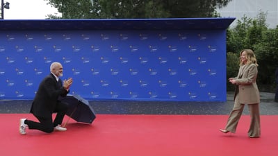 دوو سەرۆک وەزیرانە رۆمانسییەکە هەرایان ناوەتەوە