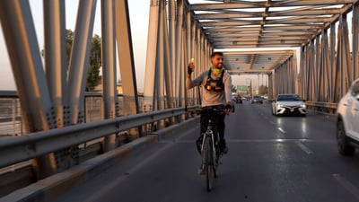 على البايسكل من بلجيكا إلى العراق.. ومستعد لتلقي عقود الرعاية