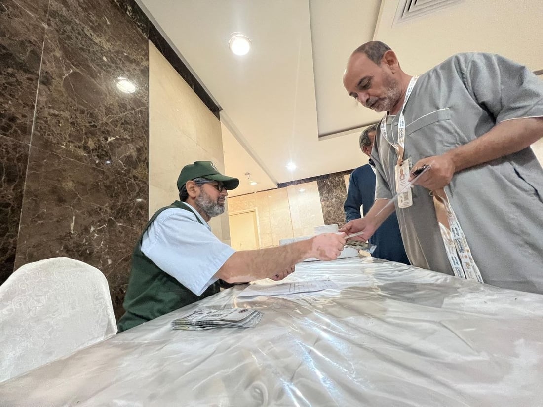 بعثة الحج توزع مبالغ مالية على الحجاج العراقيين في مكة