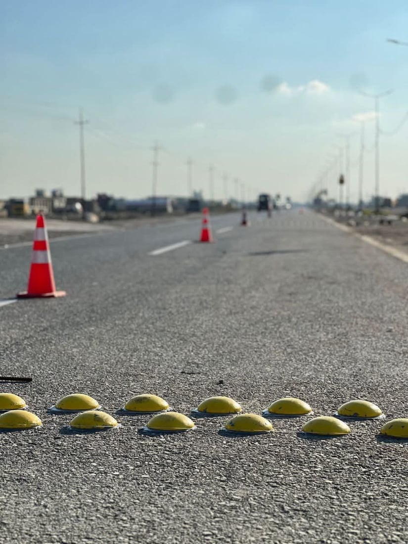 ژمارەیەک گەنجی خۆبەخش تاسەو رووناکی فسفۆریان لەسەر رێگای کەرکوک بۆ بەغدا دانا