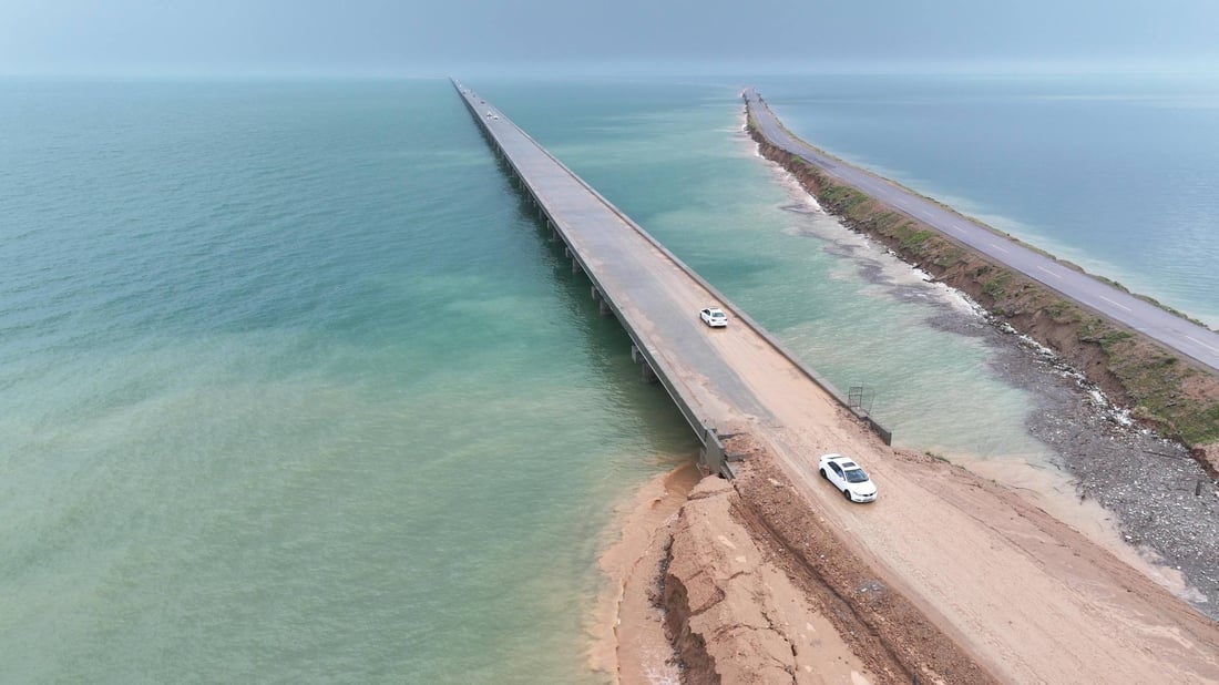 صور لأطول جسر في العراق.. ديالى تحتفل فوق بحيرة حمرين بطول تجاوز 7كم