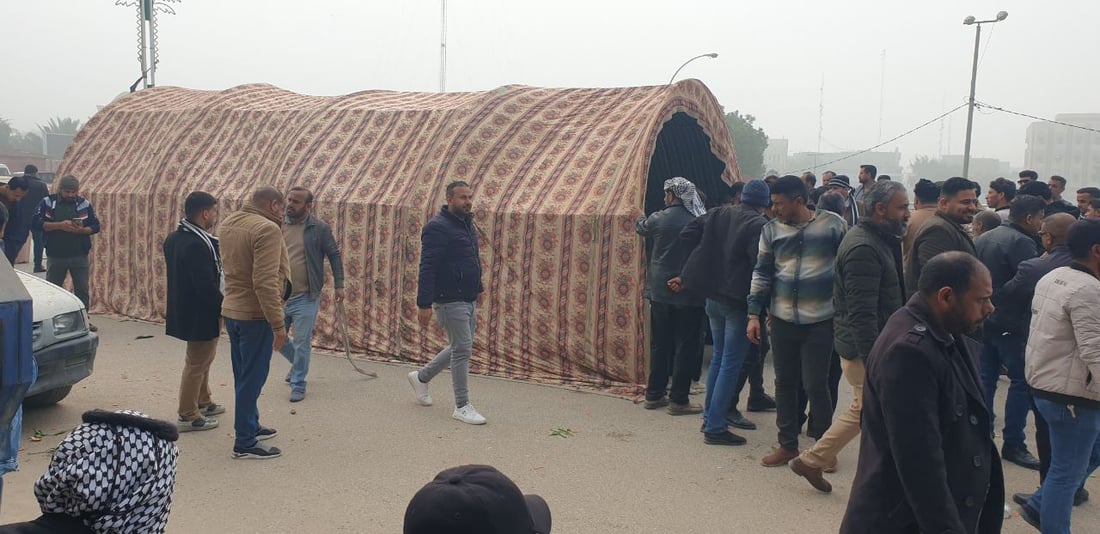 فيديو: موظفو العقود يغلقون دائرة صحة المثنى ويباشرون اعتصاماً أمامها