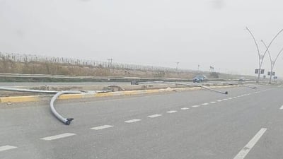 صور: العواصف تقتلع 20 عمود إنارة على طريق بعقوبة.. المشروع لا زال بعهدة المقاول