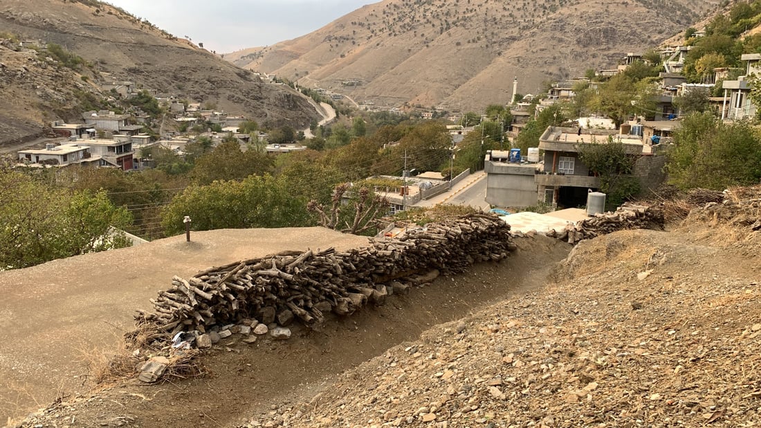 گوندنشینانی پشدەر بۆ خۆگەرمکردنەوە پەنا بۆ کۆکردنەوەی دار دەبەن 