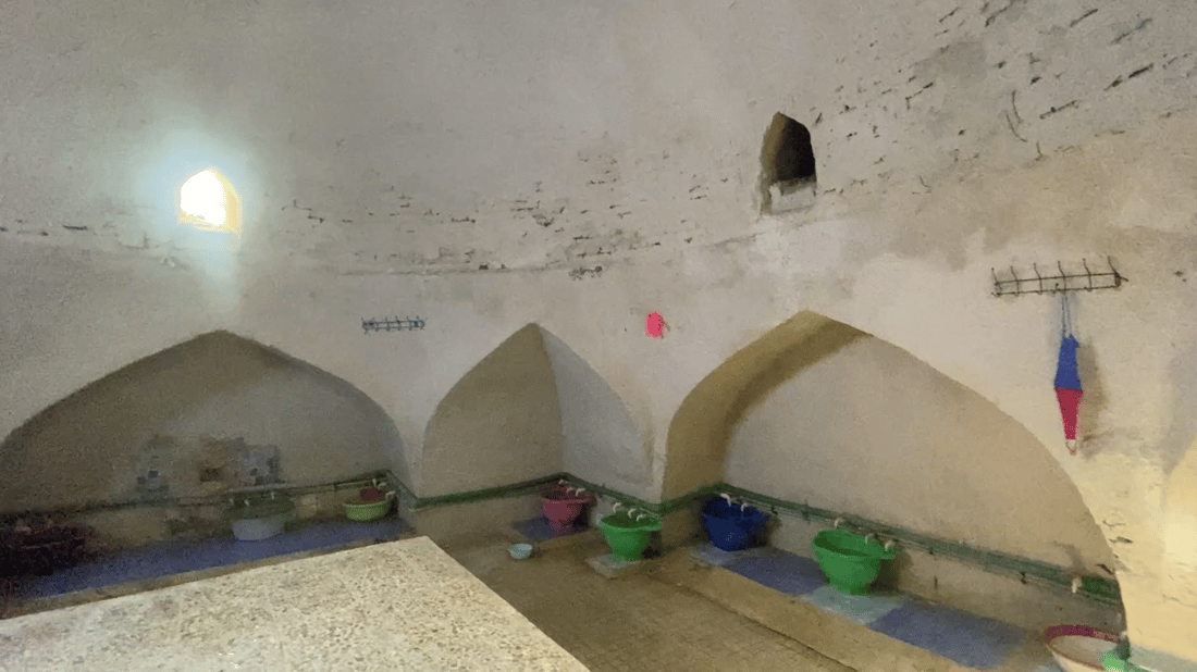 آخر حمامات الرجال في العمارة.. “الحيدري” لن يبيع 100 عام من تاريخ السوق (صور)