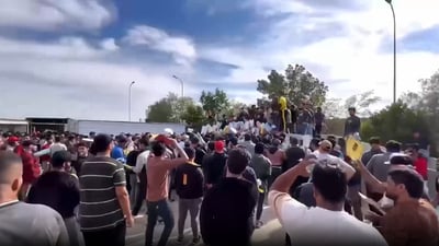 فيديو من فوضى اليوم أمام مرور حسينية بغداد.. أصحاب “التكاتك” مستاؤون للغاية