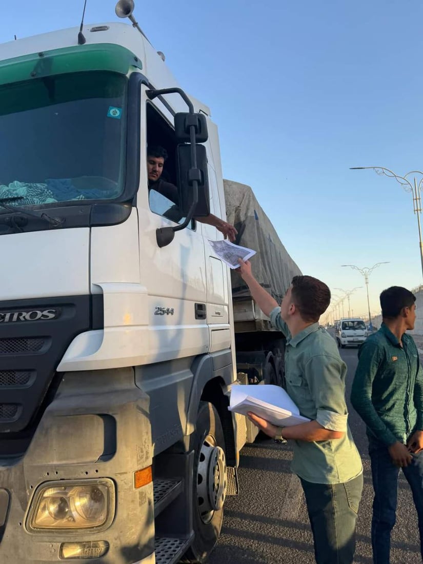 گەنجی خورماتوو خۆبەخشانە رێنمایی بەسەر شۆفێرانی رێگای کەرکوک – بەغدا دابەشدەکه‌ن