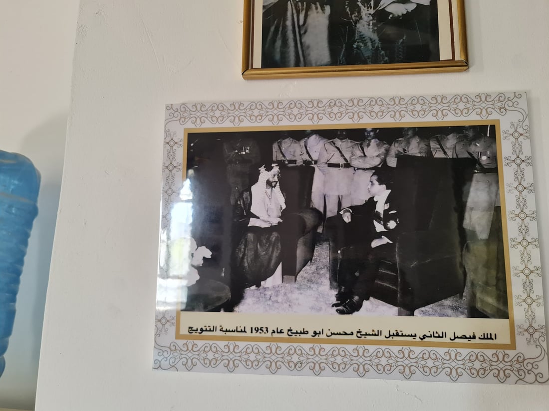 اشتبك مع المعممين والإنكليز.. سيدات غماس تطبع الحناء على مضيف أبو طبيخ