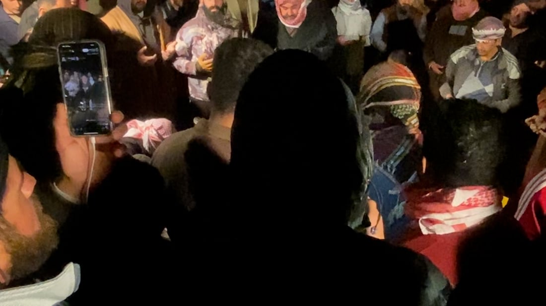 كردي عاد من الأسر الإيراني وسكن الأنبار.. تشييع كبير لـ”محمد بي كيسي” في حديثة