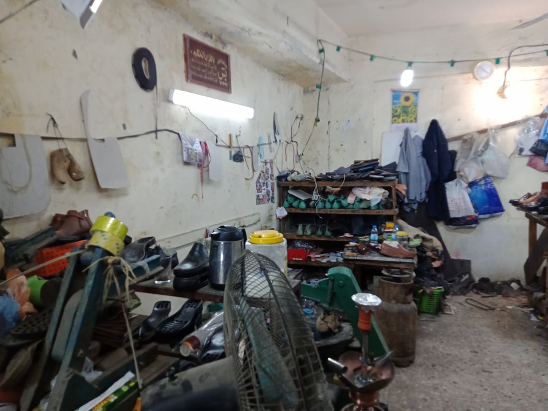 معمل أحذية كبير يتحول الى ورشة صغيرة تتمسك بالجلد الطبيعي والمقاسات الخاصة