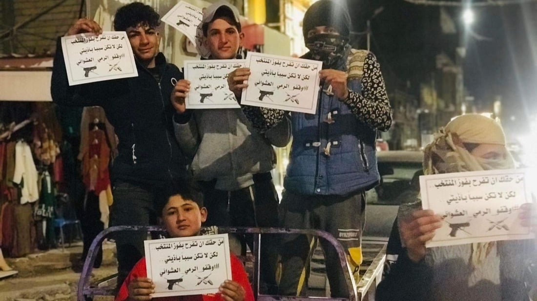 صور: شباب الحلّة ينتشرون في الأسواق للتحذير من إطلاق النار احتفالاً بالفوز