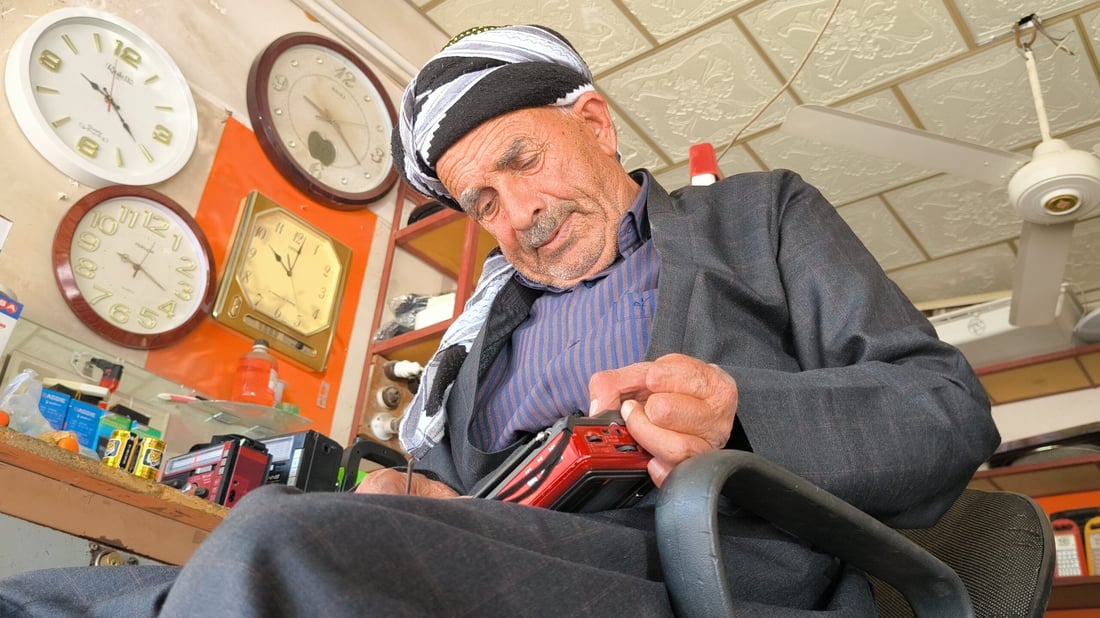 خوێندەواریی نییە و فێری چاککردنەوەی ئامێرە کارەباییەکان بووە 