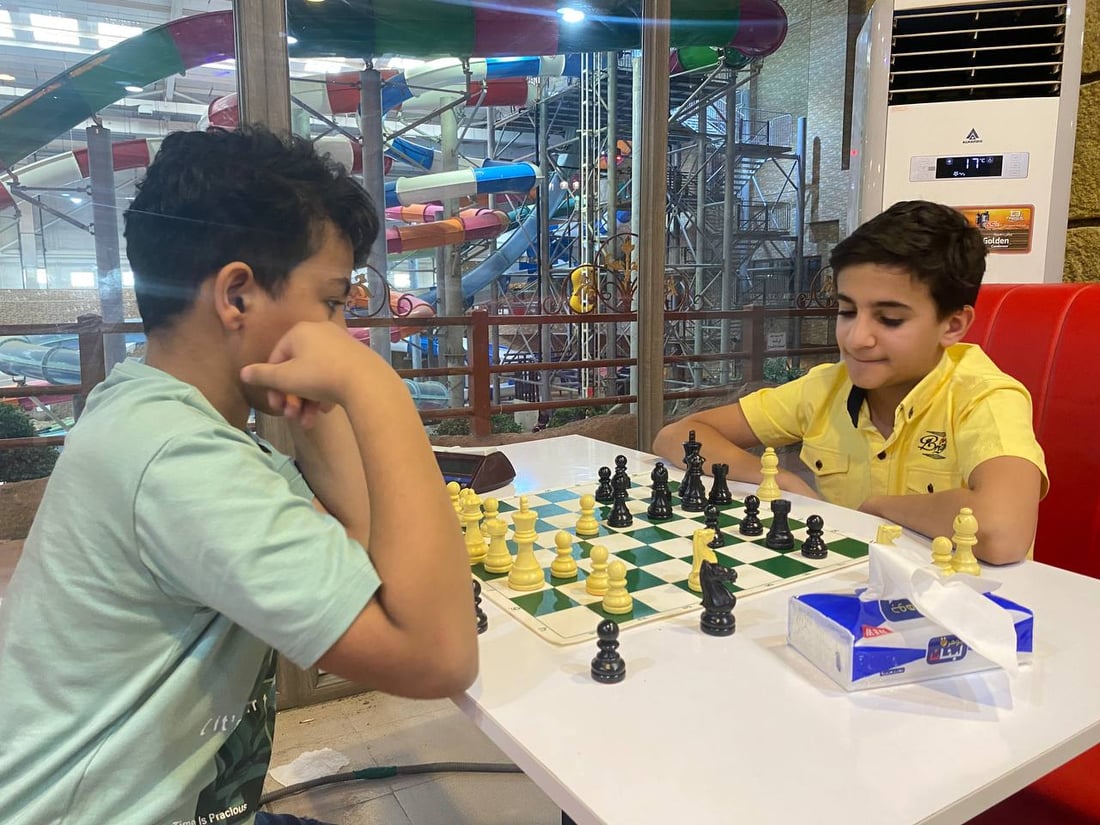 صور: البنات والأولاد في ذي قار يلعبون الشطرنج للتأهل الى بطولة العراق من 4 فئات