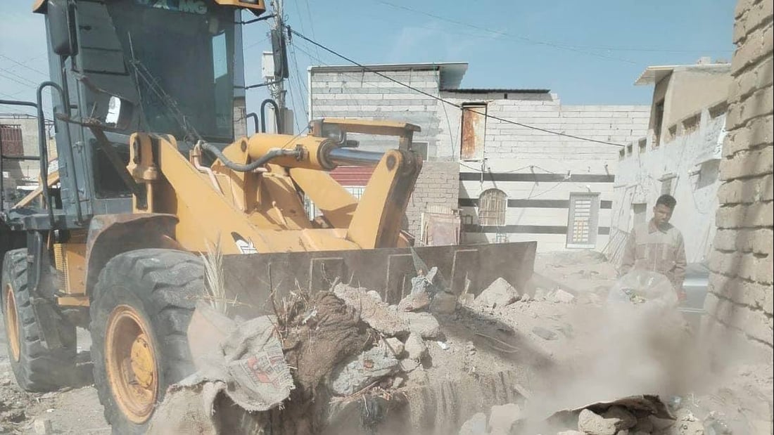 البصرة: “الشفل” سيدمر كلّ التجاوزات في شوارع “الصادق” والحملة لن تتوقف (صور)