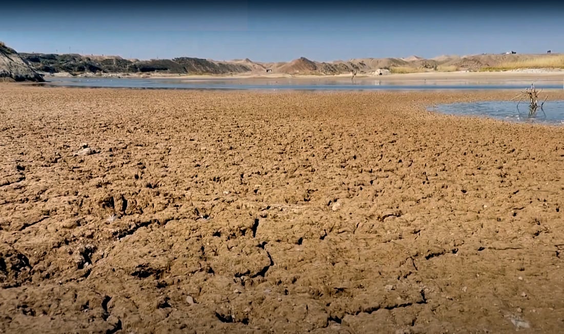 دیمه‌نى ئه‌و قوڕو لیته‌ وشكبووه‌ى له‌كاتى وشكه‌ساڵى له‌ ژێرى به‌نداوه‌كه‌ ده‌ركه‌وتووه‌