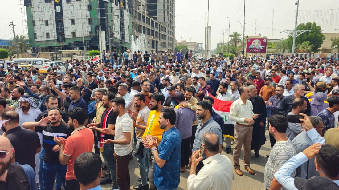 تظاهرة حاشدة لموظفي التربية وعمال البلدية في كربلاء: سيقتلنا الجوع (صور)