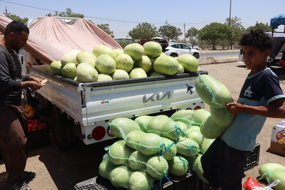 طفل بعمر 14 يعيل عائلته ويكافح في الدجيل لتأمين علاج لشقيقته المريضة (صور)