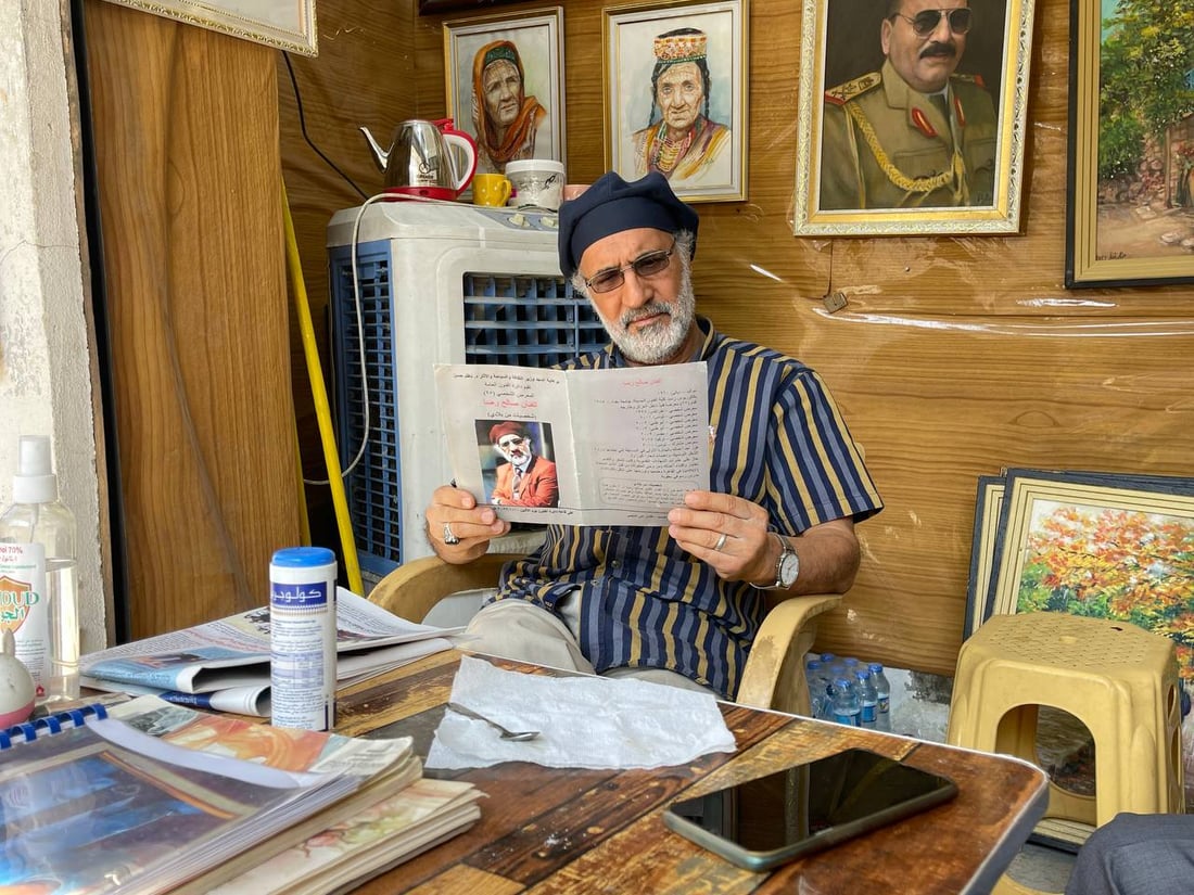 الفنان الذي اكتشفه وفد من ليبيا.. جلسة بين لوحات “صالح” في أصغر أزقة بعقوبة (صور)