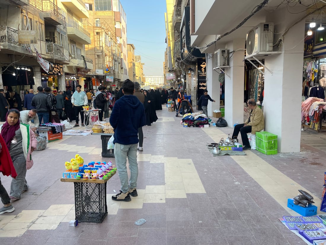 إنه أكثر مكان إثارة للمتاعب.. بلدية النجف في كر وفر مع بسطات شارع الصادق