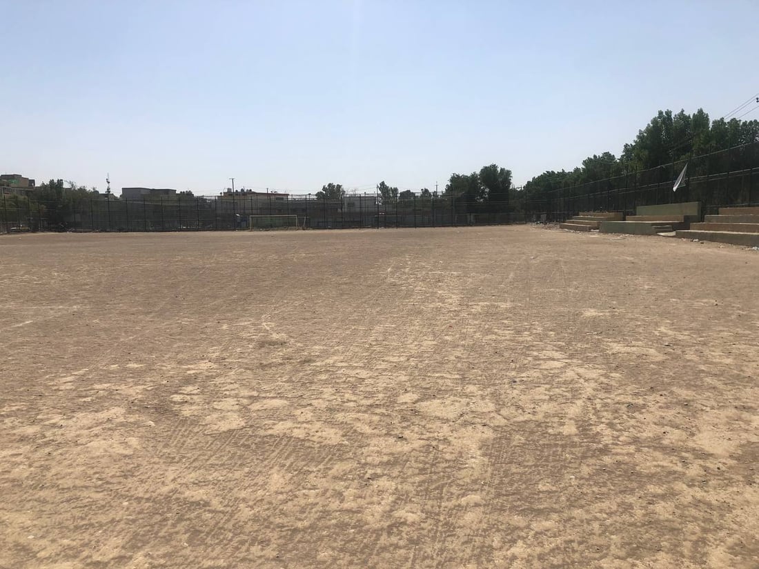 صور من ملعب “أبو دشير”: الشبان يجازفون على “أرضية متحجرة” ولا بديل