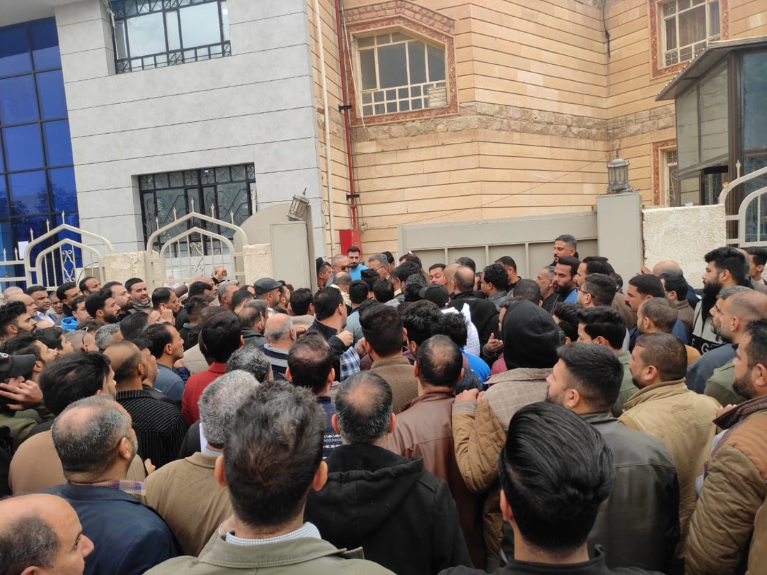 ازدحام أمام خزينة الدولة.. موظفو اقتراع النجف ينتظرون صرف مستحقاتهم (صور)