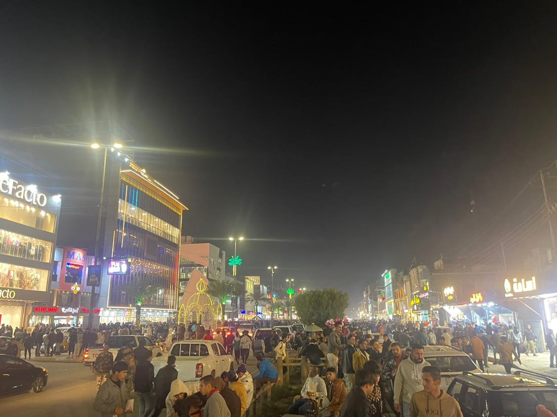 الوضع في شارع السناتر بكربلاء.. عوائل تحتفل ومواكب تطلق أناشيد دينية