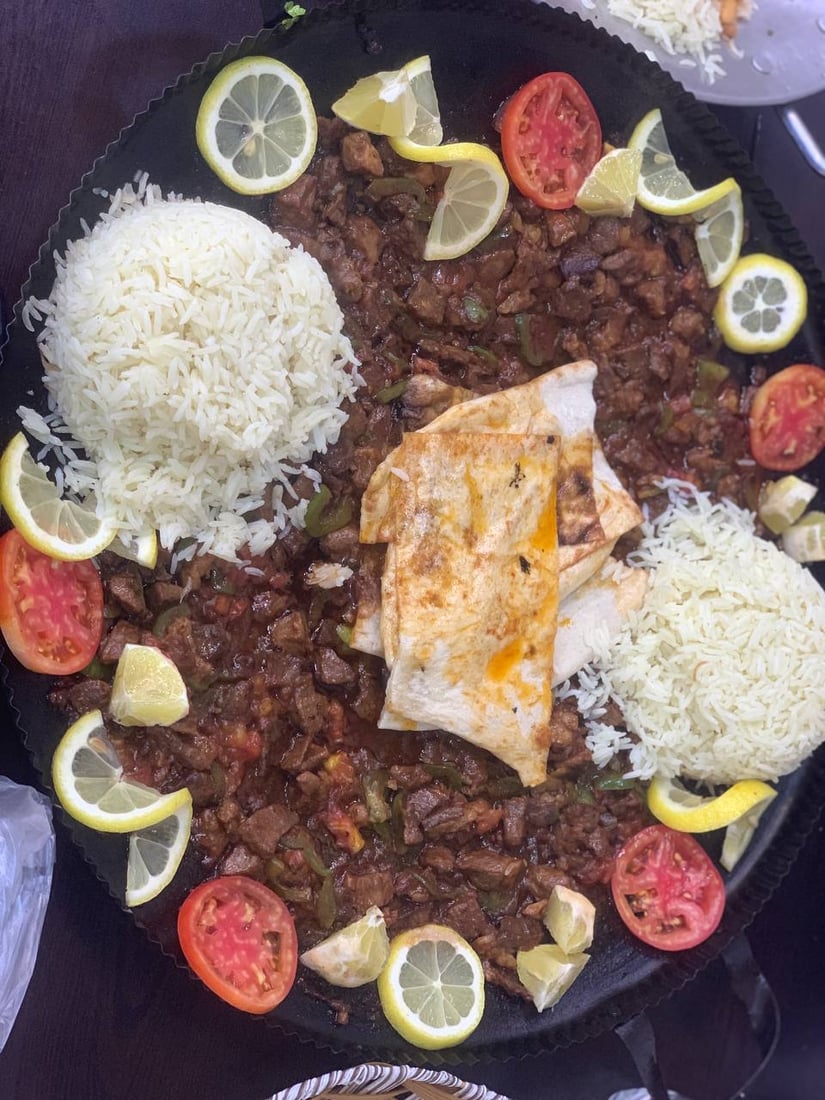 يقصده حتى أهل ربيعة.. مطعم “سليمان” الأشهر في زمار يبيع 200 دجاجة يومياً (صور)