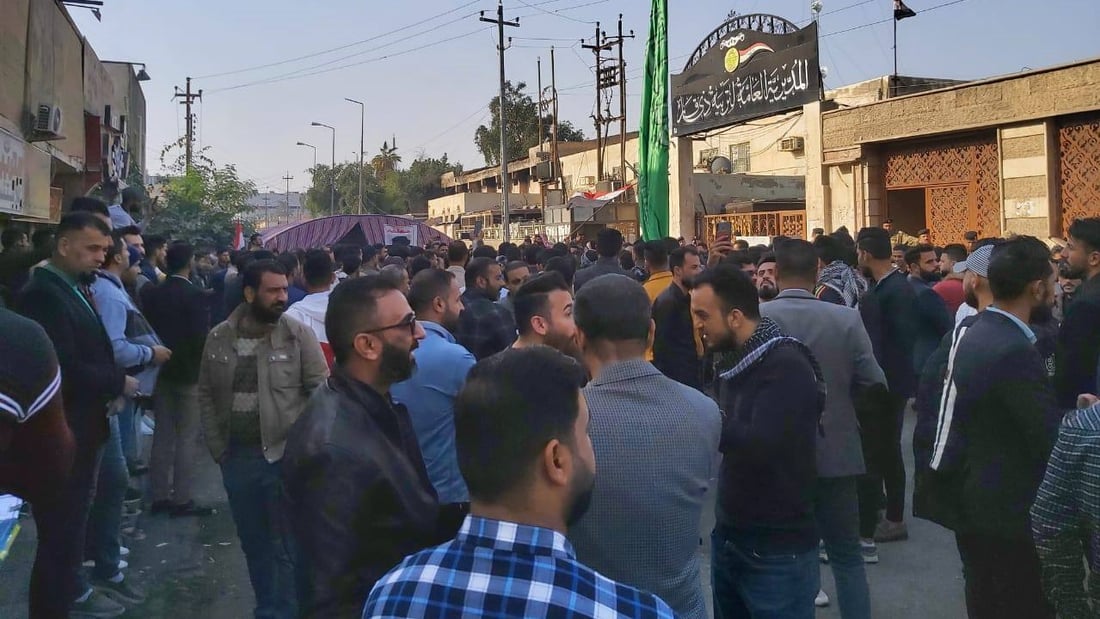 ذي قار.. محاضرون يغلقون مبنى التربية للمطالبة بالتثبيت (صور)