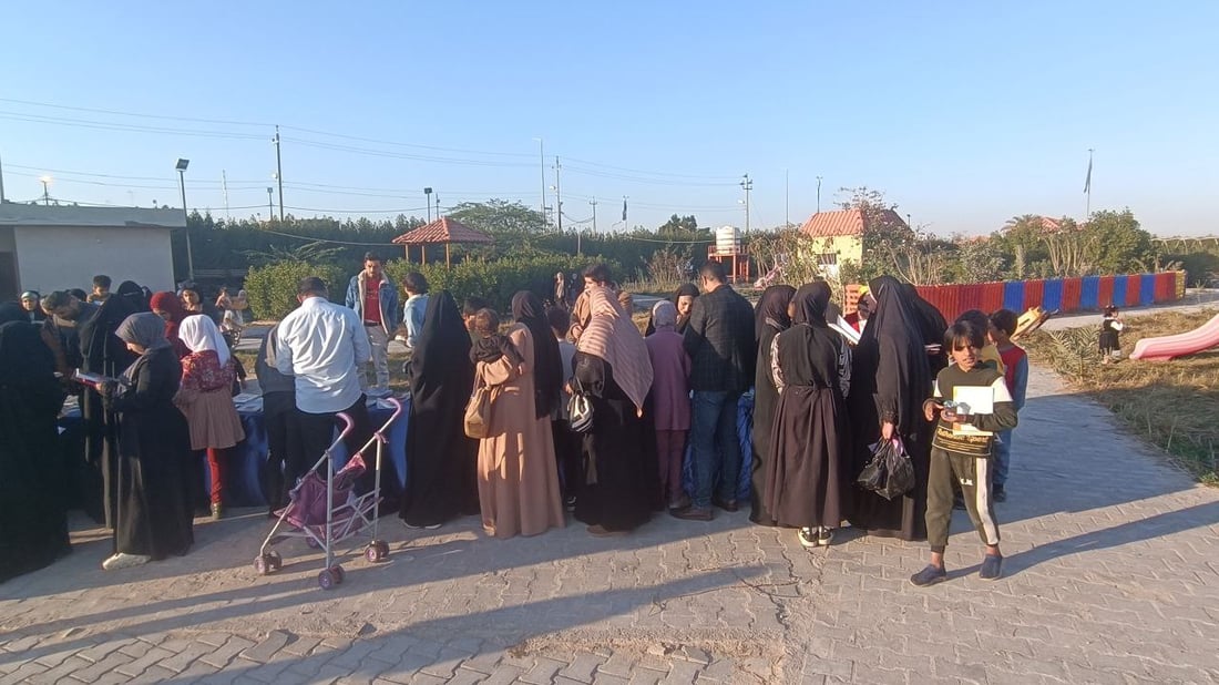 صور من أقصى العراق.. قراء الفاو يوزعون الكتب في الهواء الطلق