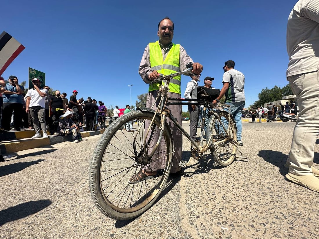 صور من فلكة الساعة في الديوانية.. تظاهرة حاشدة تطالب بتعديل سلم الرواتب