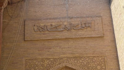 جولة مصوّرة داخل المتحف البغدادي.. تماثيل نادرة من الستينات سجلت حياة العاصمة