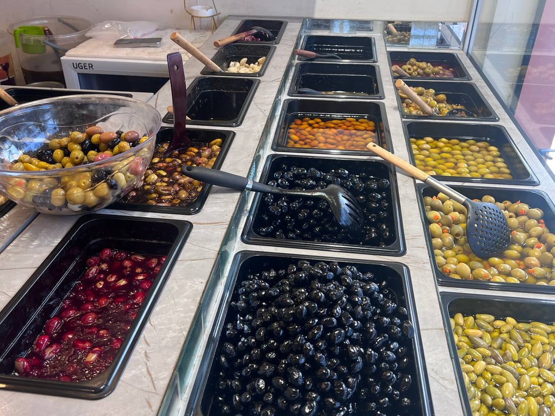 الإماملي نقل طرشي الموصل و14 نوع زيتون إلى داقوق مع فلفل من مزارع المدينة (صور)